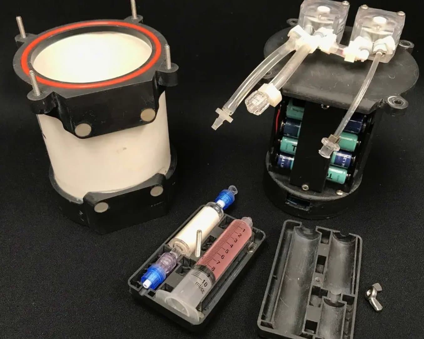 Muestreador automatizado de profundidad para ADN ambiental, con topes, un cartucho de muestras y un armazón interno fabricados mediante SLA. (Imagen cortesía de la NOAA)