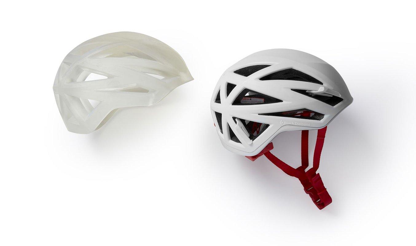 Разработанный компанией Black Diamond шлем. Слева — прототип, напечатанный на устройстве Form 3L, справа — готовое изделие.
