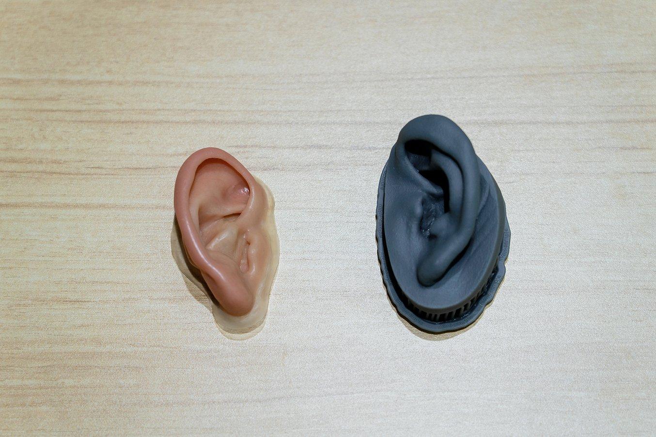 Form 3 で造形したマスター（右）と、シリコンで射出成形したものに着色を施した義耳（左）