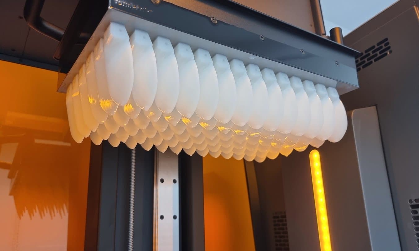Une plateforme de fabrication Form 3L avec de nombreuses pales d'hélice imprimées en 3D avec Rigid 4000 Resin