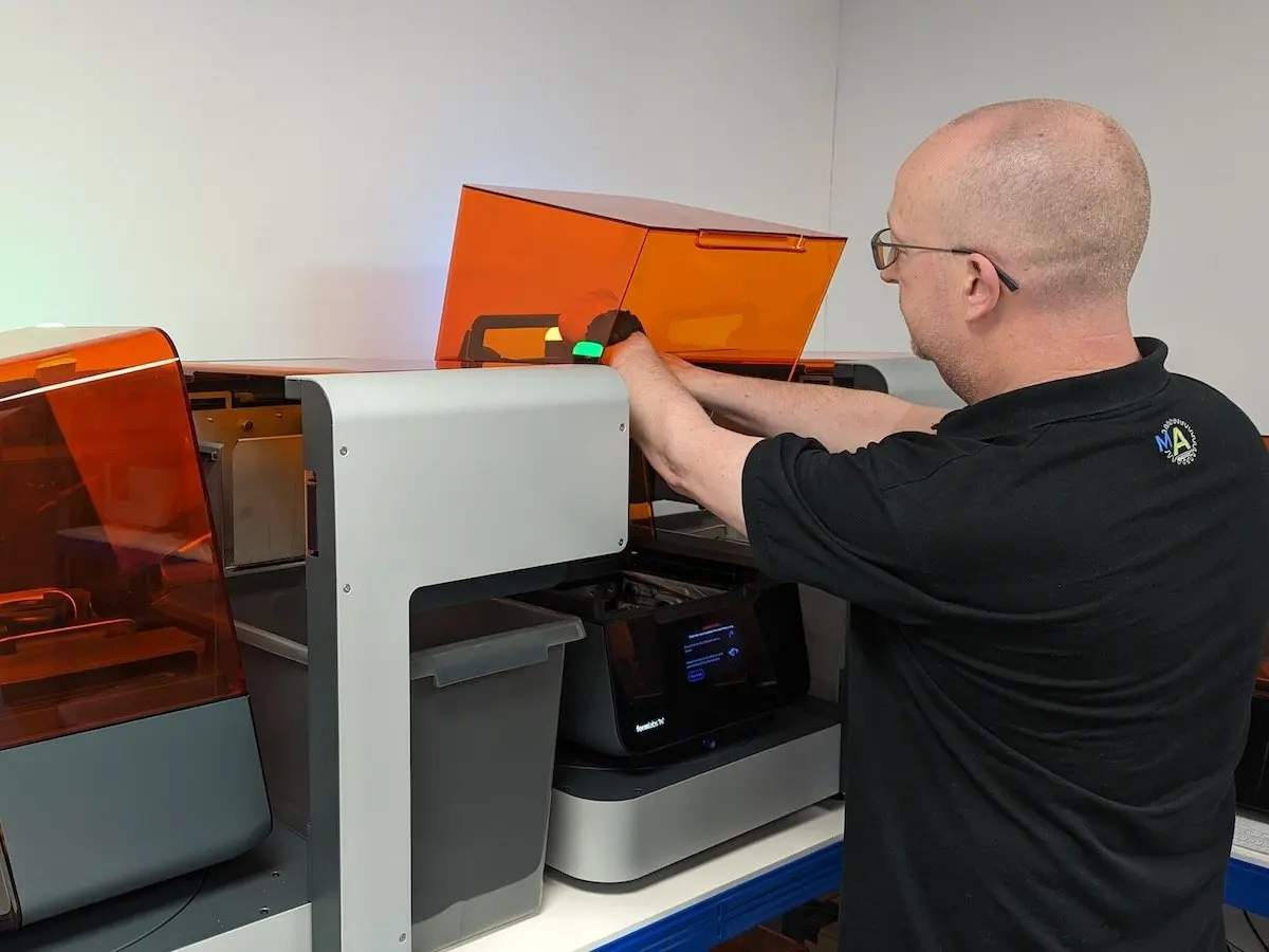 Der Form Auto und der SLA-3D-Drucker Form 3+ bei Mackart Additive