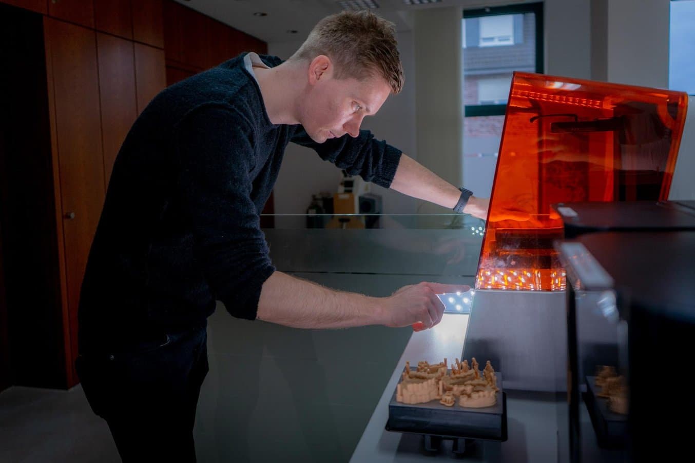 Stephan Kreimer utiliza una Form 3B en su laboratorio dental.