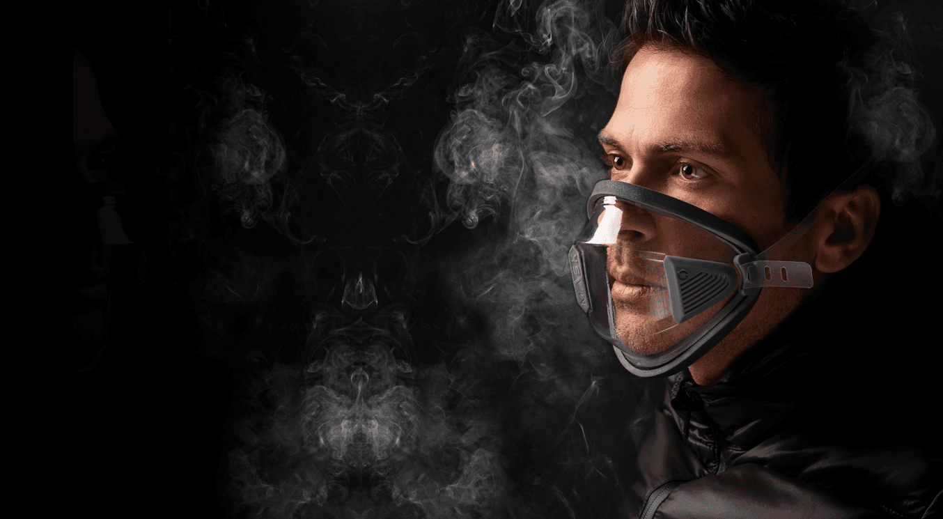 Una persona indossa la G-Mask, una mascherina protettiva termoformata trasparente e riutilizzabile, con filtri attivi realizzati in nanotecnologia.