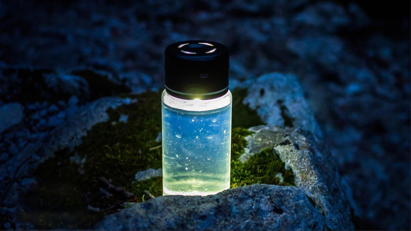 Die Flasche kann Wasser mit UV-LEDs reinigen und auch als Taschenlampe, Laterne oder Signalgeber dienen. Diese funktionsfähigen und täuschend echten Prototypen wurden vollständig mit SLA-Technologie gedruckt.