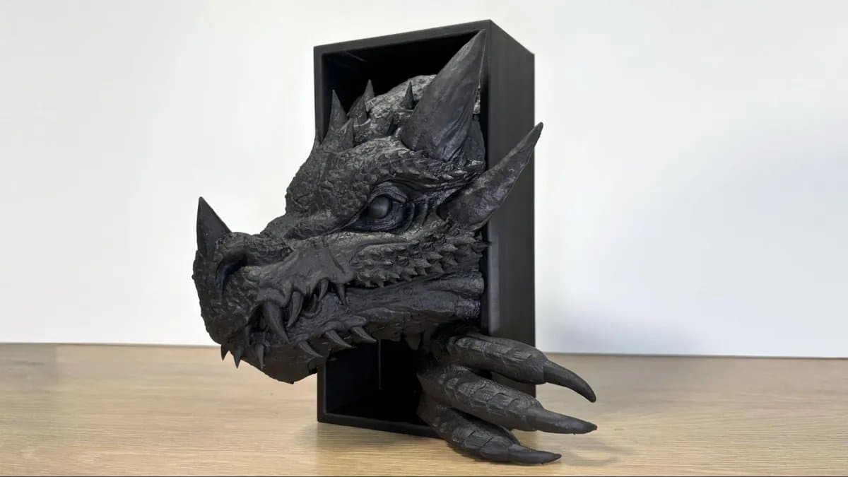 책에서 나오는 용 머리를 재현한 검은색 3D 프린트물