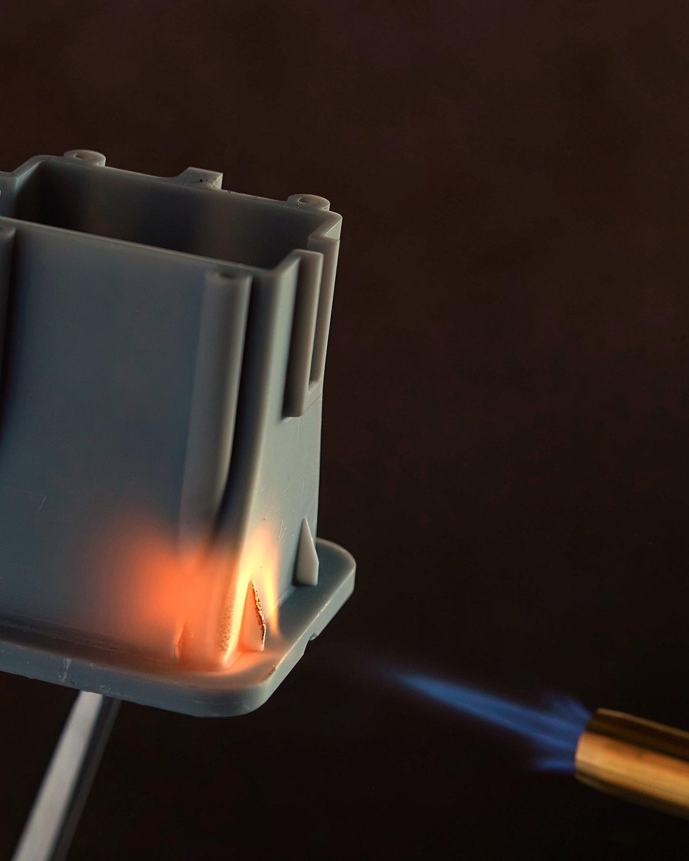 Heizkörperhalterung aus Flame Retardant Resin im direkten Kontakt mit einer Flamme.