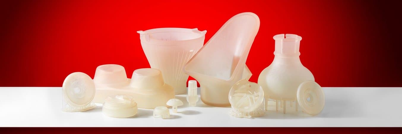 plusieurs prototypes imprimés en 3D sur fond rouge