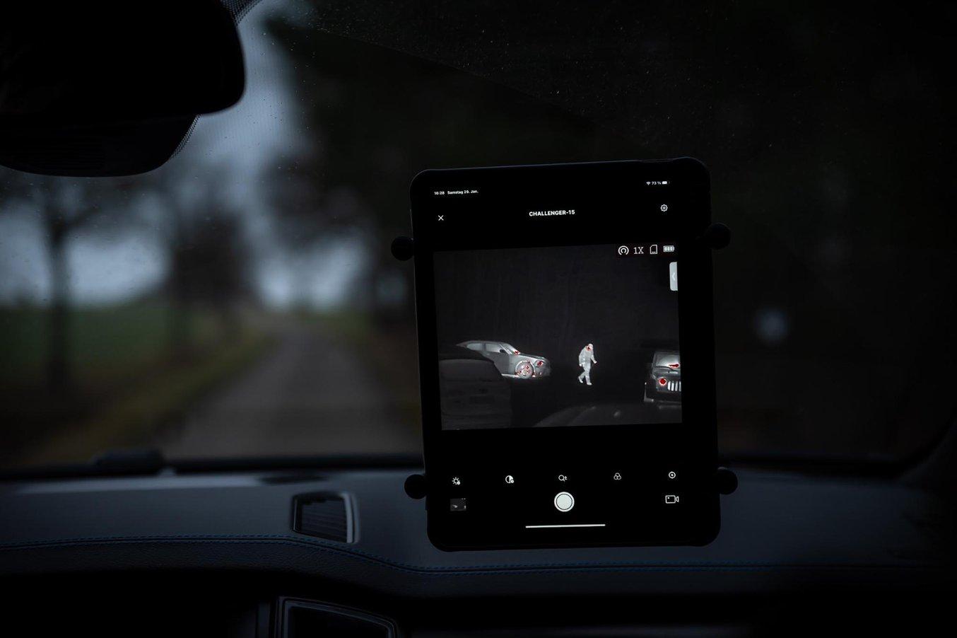 La visione termografica sullo schermo di un tablet all'interno dell'auto.
