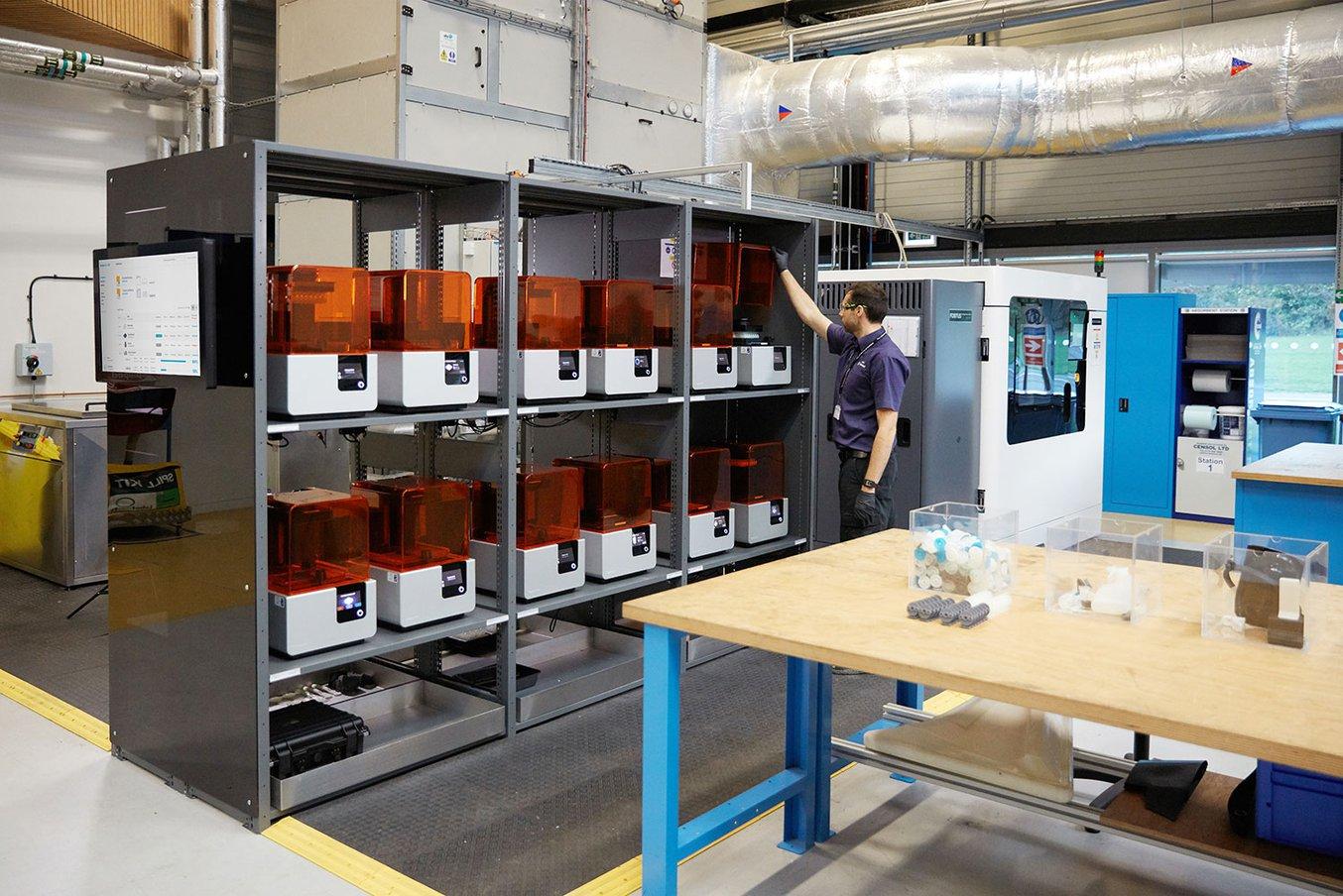 La postazione di stampanti 3D Form 2 presso la University of Sheffield Advanced Manufacturing Research Centre (AMRC) supporta il lavoro di centinaia di ingegneri.