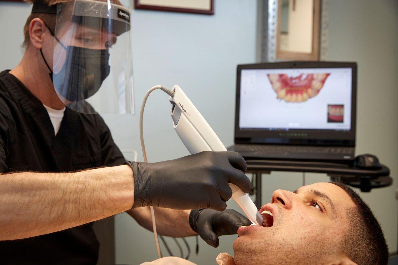 Zahnmedizinische Intraoralscanner werden in zahnärztlichen Praxen immer mehr zum Standard und nehmen den Platz der herkömmlichen, unangenehmen Abdrucknahme ein. Mithilfe der gesammelten digitalen Daten werden dentale Anwendungen entworfen.