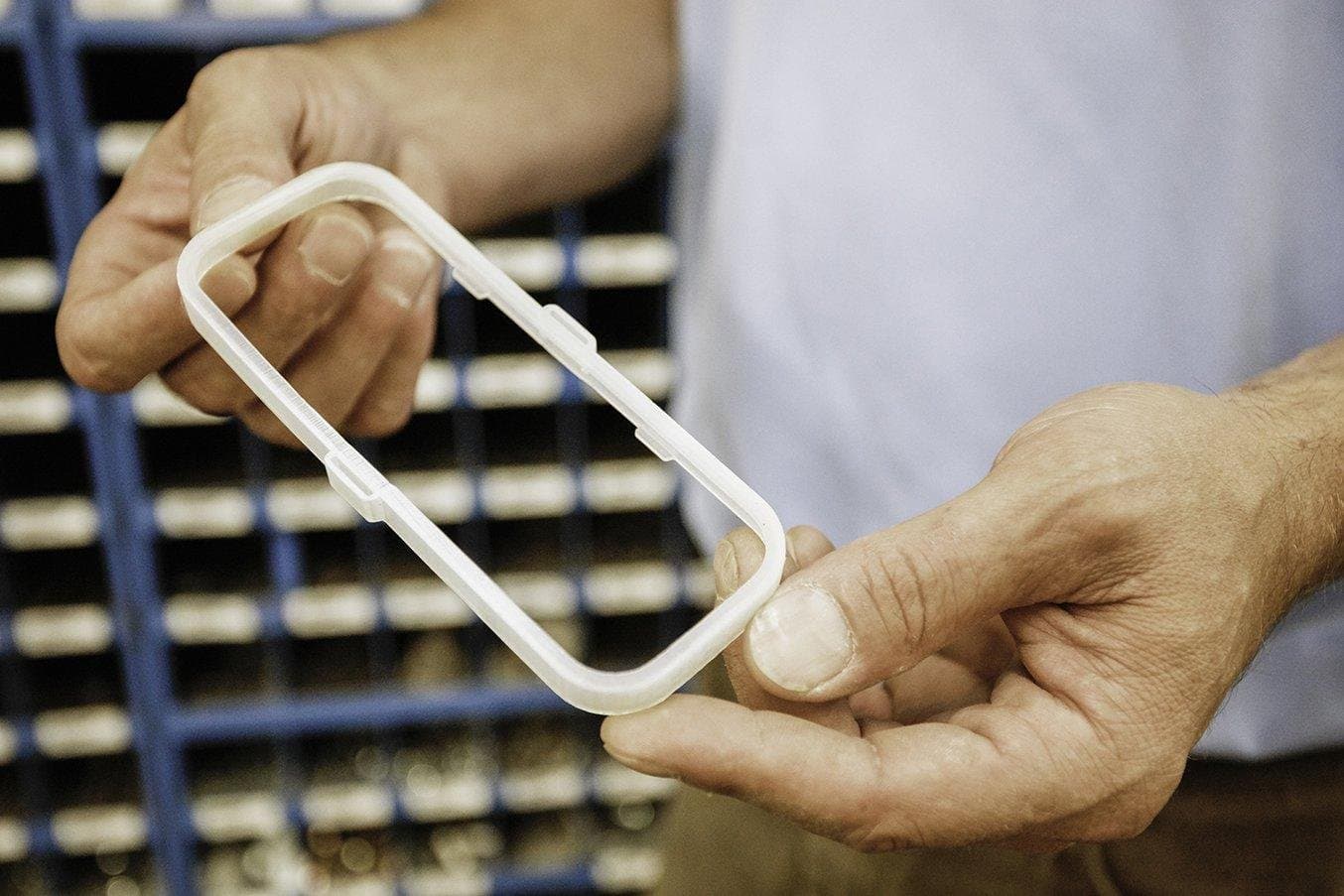 Pieza de recambio impresa en 3D para un conjunto de montaje en la fabricación.