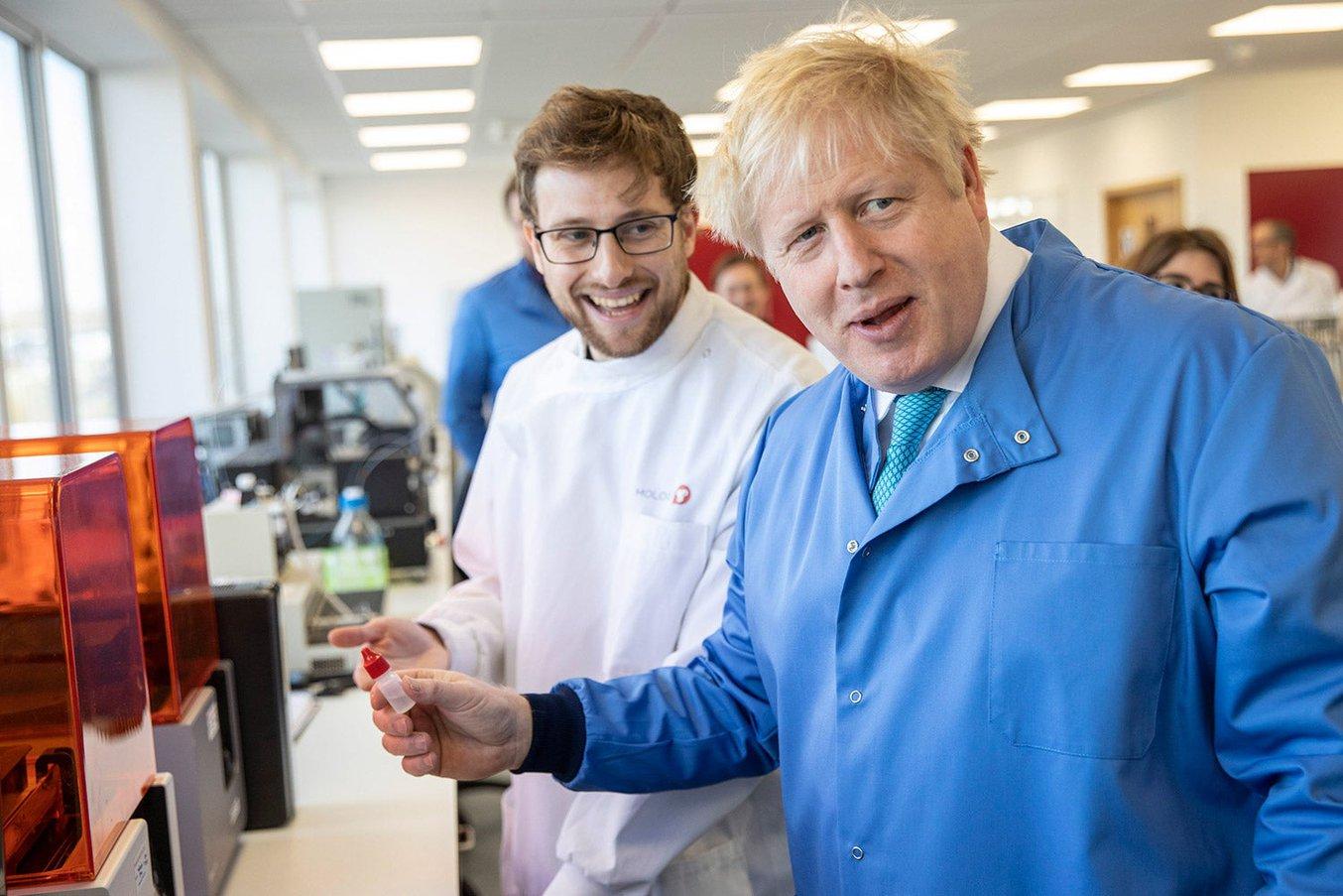 Der britische Premierminister Boris Johnson beim Besuch der Forschungseinrichtung von Mologic nahe London.