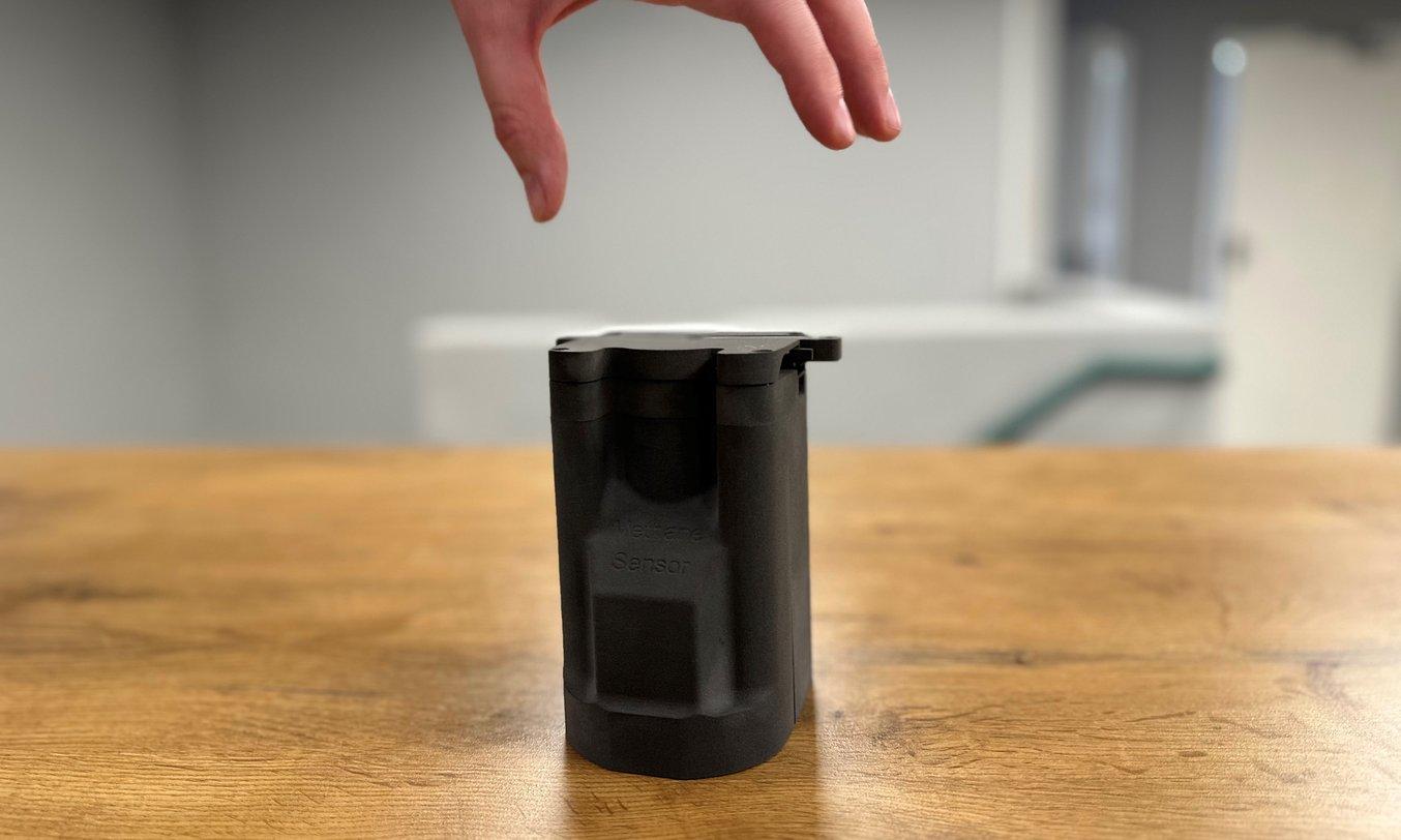 SLS 3D打印无人机甲烷传感器放在木桌上