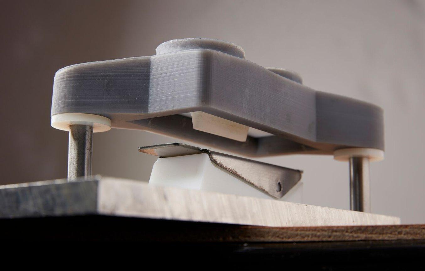 Verschiedene Iterationen 3D-gedruckter Ober- und Unterwerkzeuge zur Formung eines Ersatzklingenschutzes