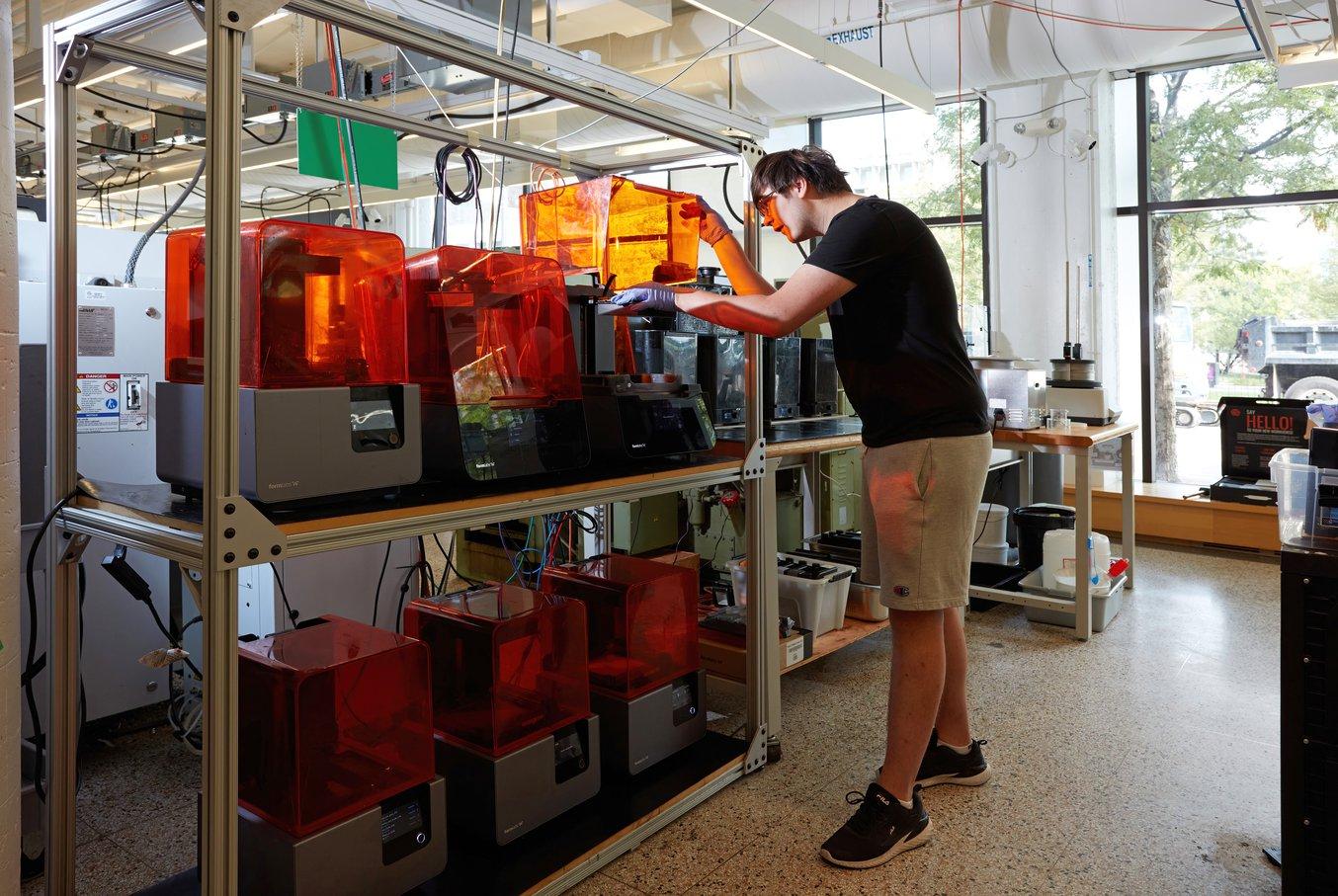 studente che utilizza le stampanti 3D di Formlabs