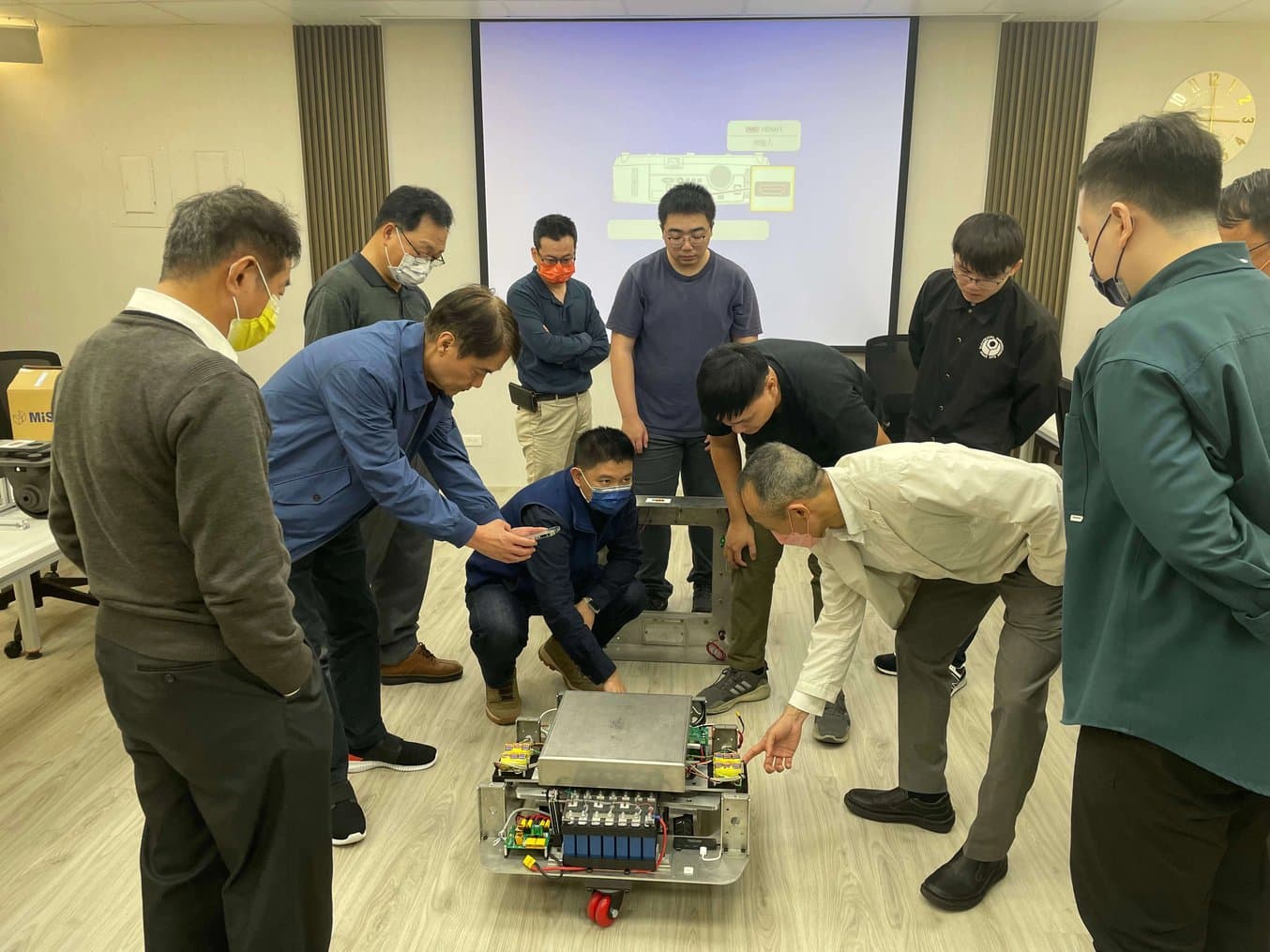 A steering wheel-type autonomous mobile robot developed by a team of Taiwan University of Science and Technology students.