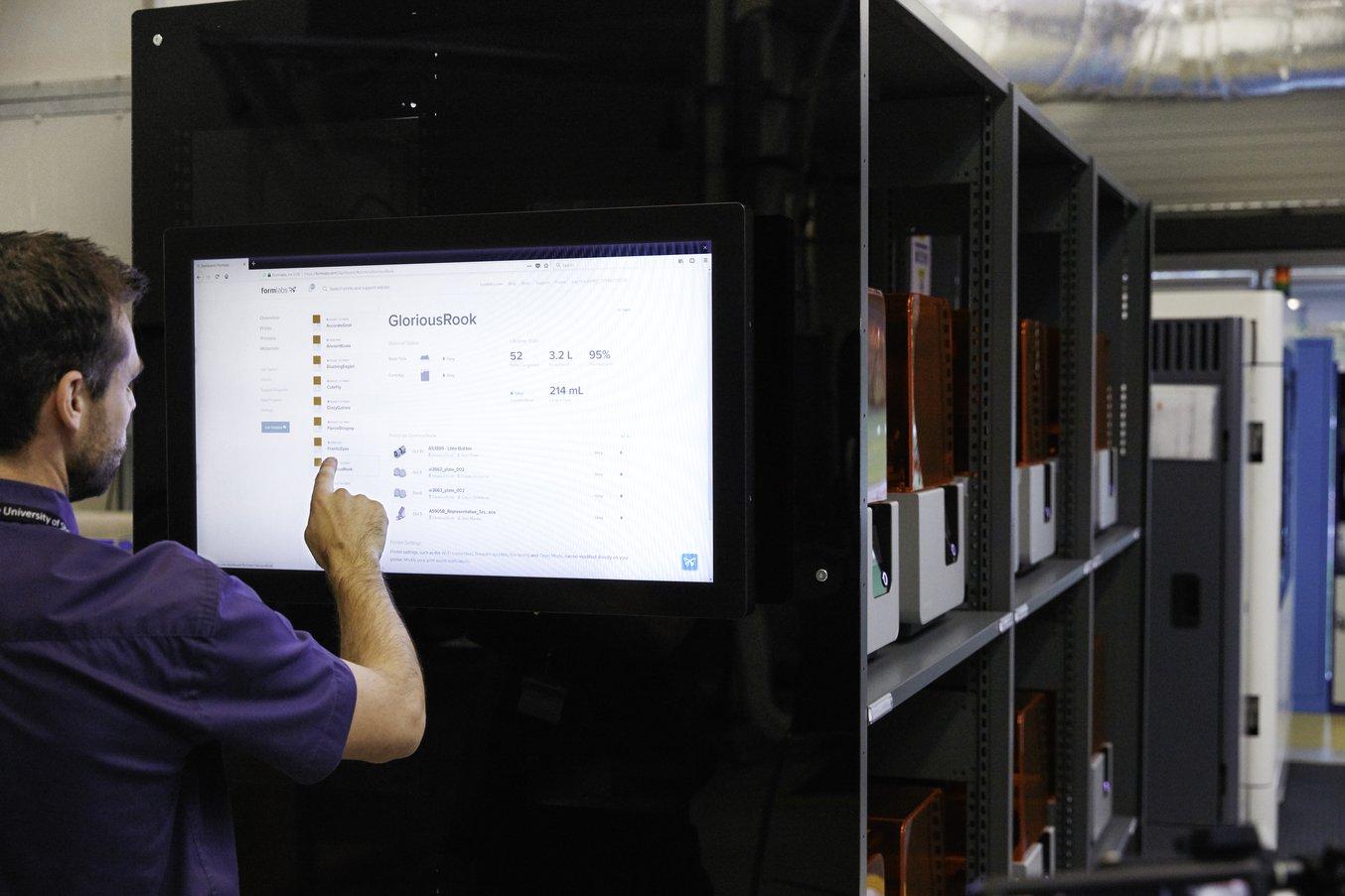 Los técnicos interactúan con las 12 máquinas a través de una pantalla táctil en la pared lateral de la estación que funciona con el software de Formlabs Dashboard y que proporciona información acerca del estado de las impresiones y los niveles de material.