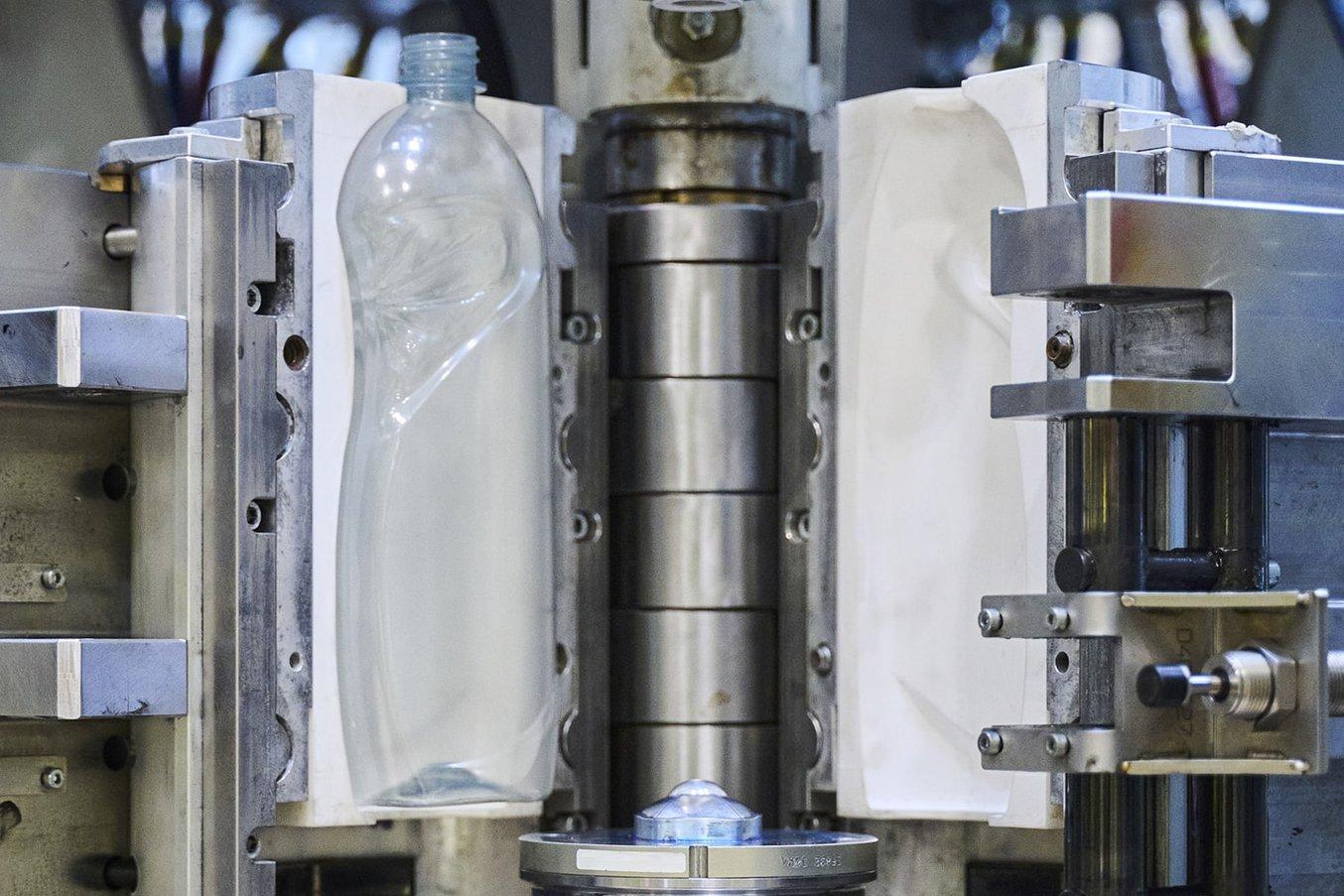 Unilever Slice 750 mLボトル用にRIgid 10Kレジンを使って3Dプリントした成形型。機械のシェルホルダーの上に設置している。