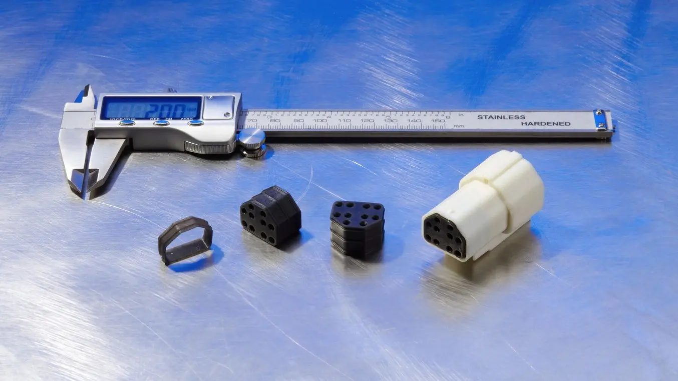 Verbinderdichtungen von HGM Automotive Electronics, die aus Silicone 40A Resin 3D-gedruckt wurden.