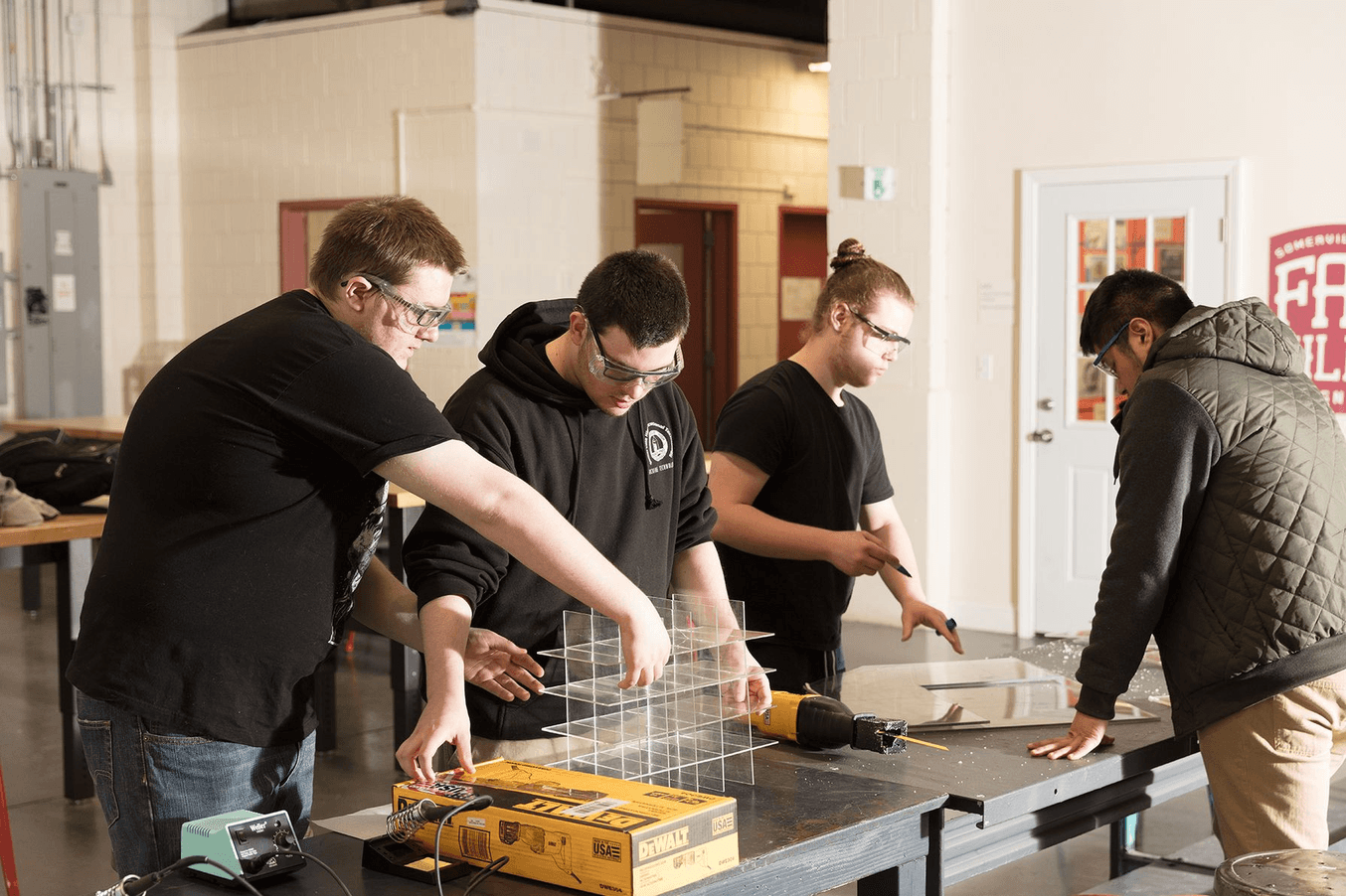 Le lycée de Somerville dans l'état du Massachussetts forme les étudiants à utiliser des technologies et des procédés récents dans leur labo de fabrication.