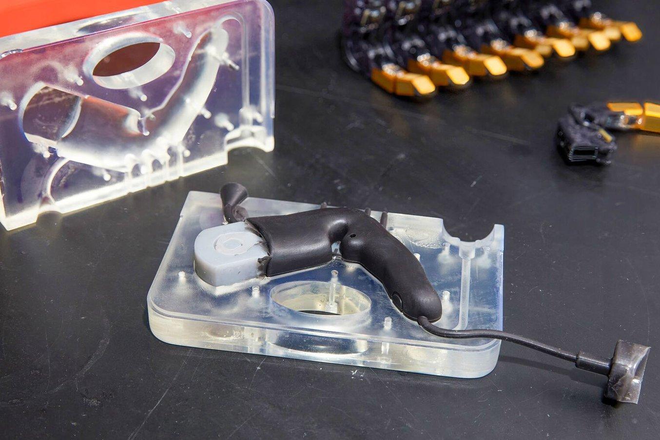 Psyonic utilizza lo stampaggio con inserti in silicone per creare dita per mani protesiche.