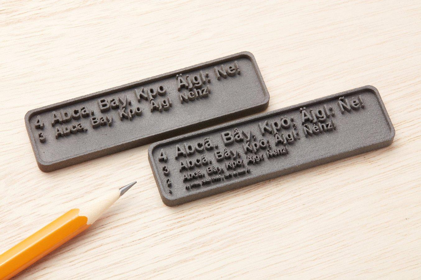 在 Fuse 1+ 30W 中使用旧版设置（左）和使用优化的精细特征分辨率（右）打印的部件。