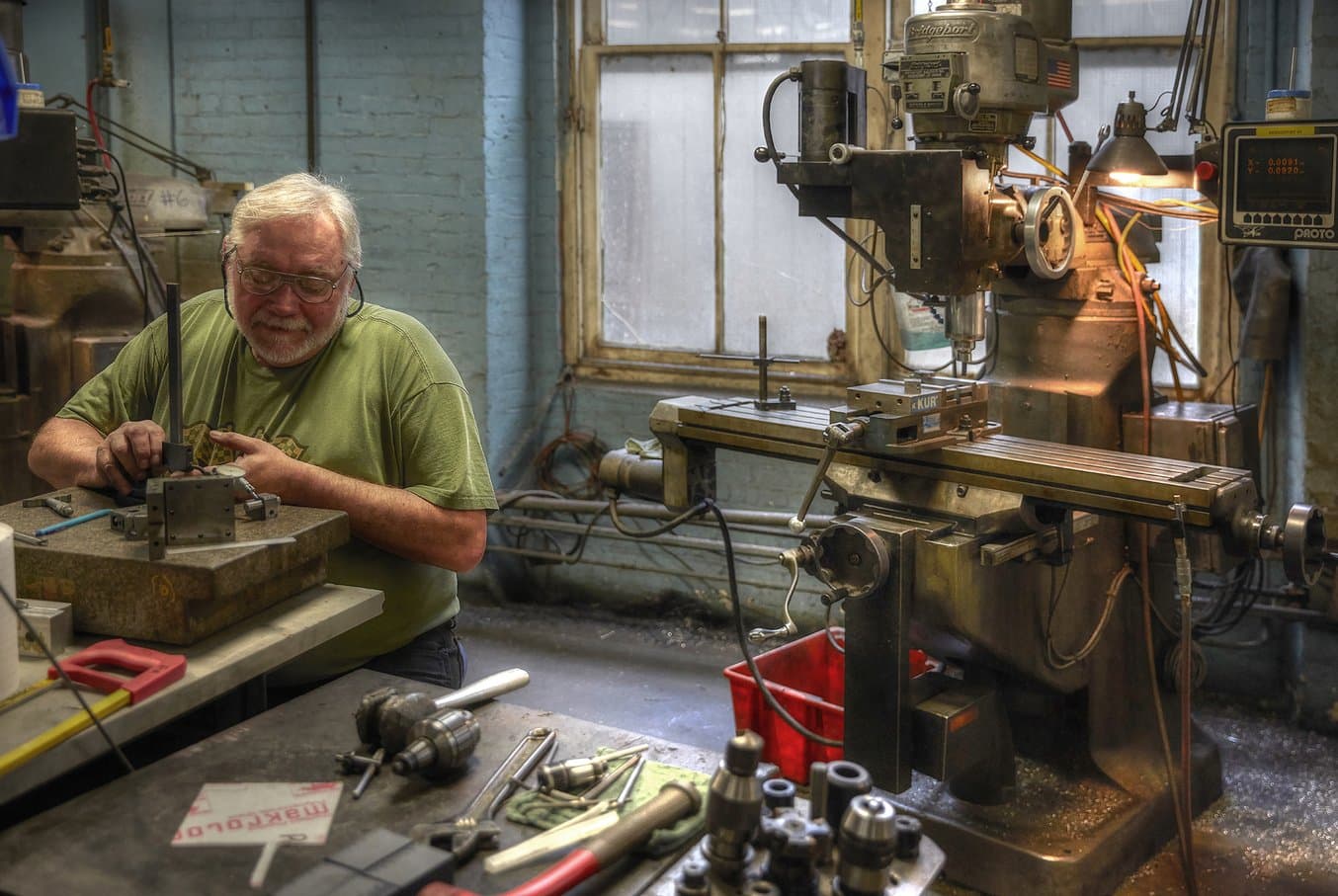 In der Werkstatt von A&M Tool and Design sind eine Vielzahl verschiedener Technologien vertreten, von Bridgeport CNC-Fräsen bis hin zu einem Desktop-SLA-3D-Drucker.