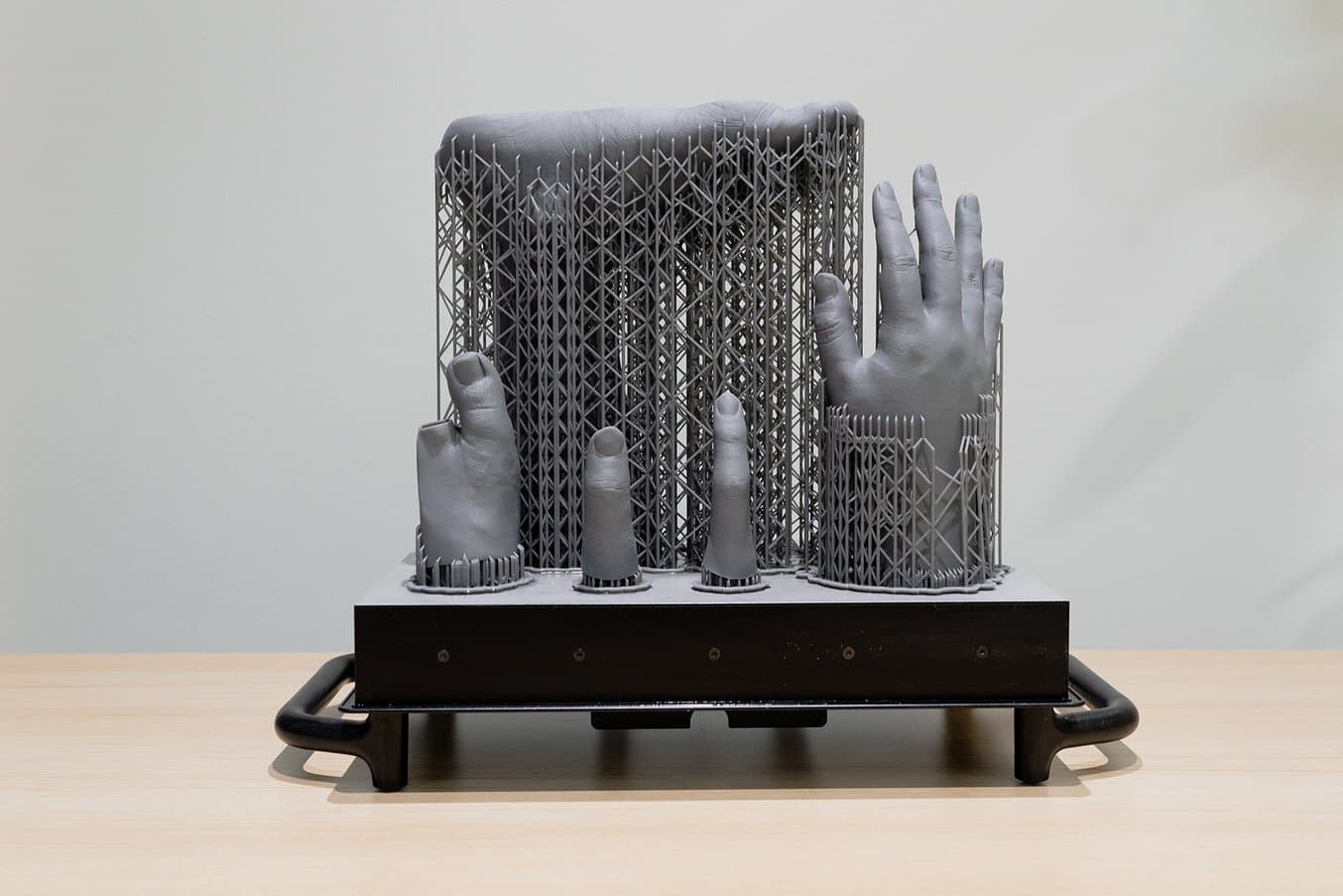 Form 3Lの造形容量は335 × 200 × 300mm と、Form 3の5倍以上。大人の足や手のマスターも一度にまとめて造形できるサイズを確保している。