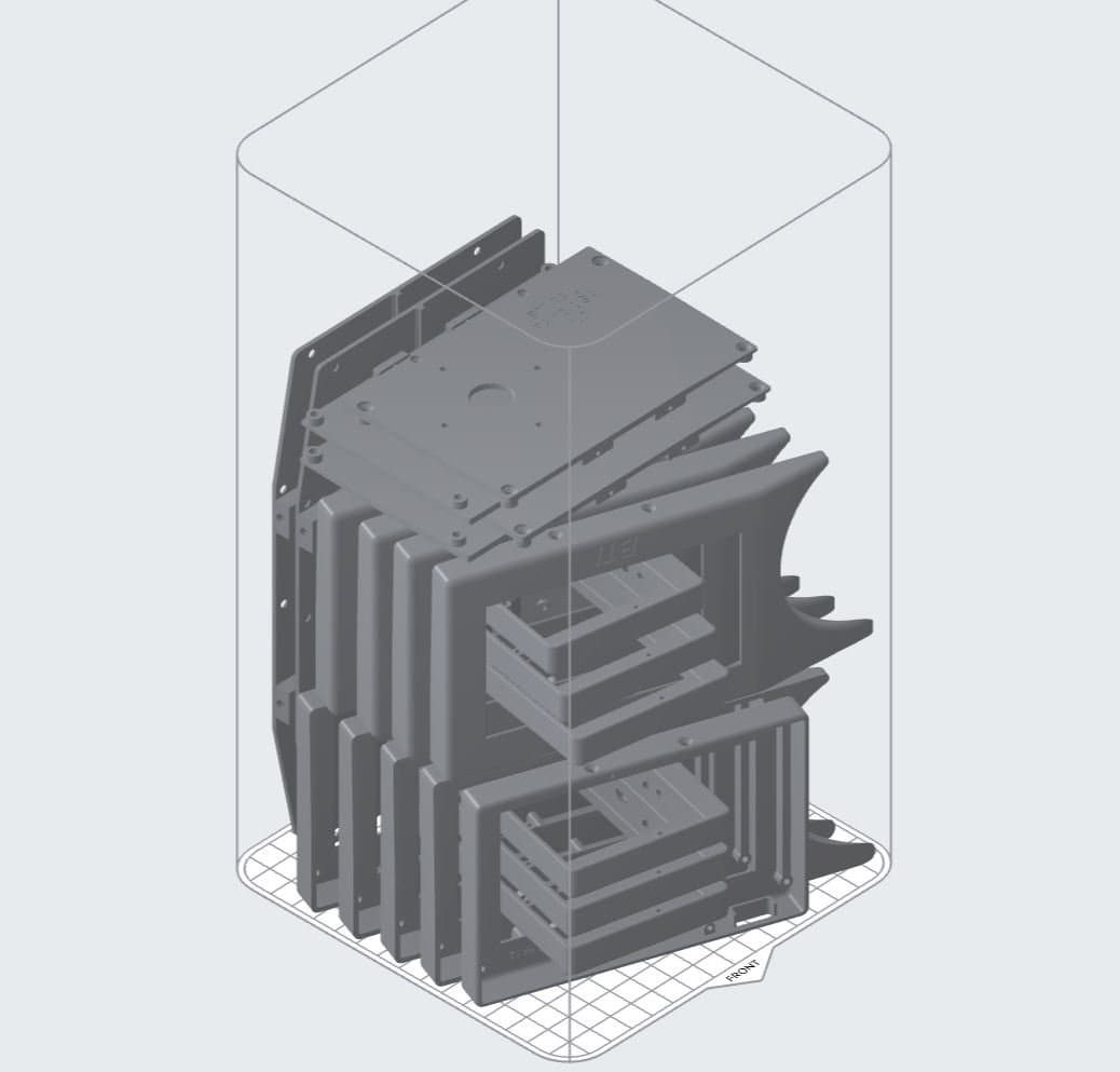 Immagine di PreForm della camera di stampa della Fuse 1 che mostra il posizionamento delle parti: quelle più piccole sono inserite in quelle più grandi (sinistra); parte stampata con la Fuse 1 nella fase di post-elaborazione (destra).