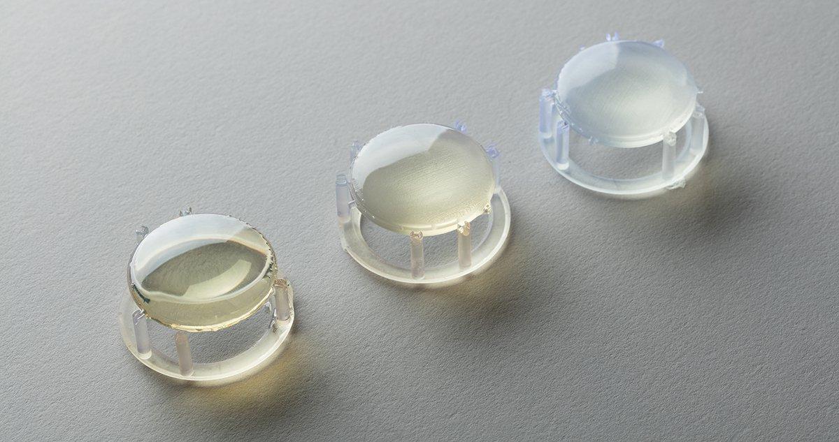 Les trois étapes du traitement des lentilles par bain de résine. À gauche, la lentille terminée.