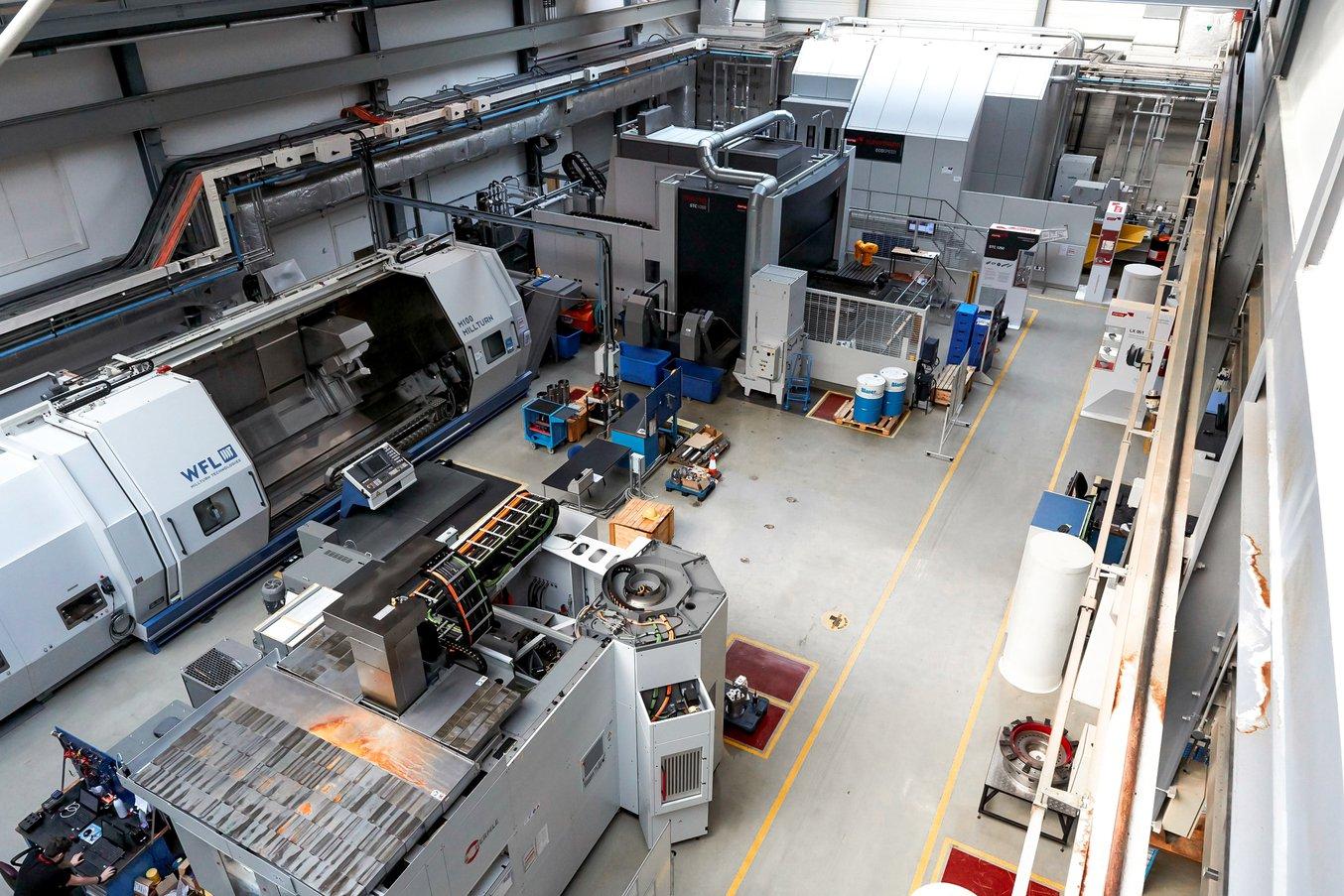 La struttura Factory 2050 presso l'AMRC con sullo sfondo la fresatrice che Sleath e il team hanno usato per i test.