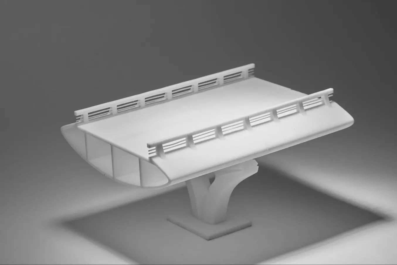 Les pièces imprimées en SLA présentent des arêtes vives, un fini de surface lisse et un minimum de traces des couches d'impression, ce qui est idéal pour fabriquer des modèles très détaillés. Ce modèle a été imprimé avec une imprimante SLA Form 3.