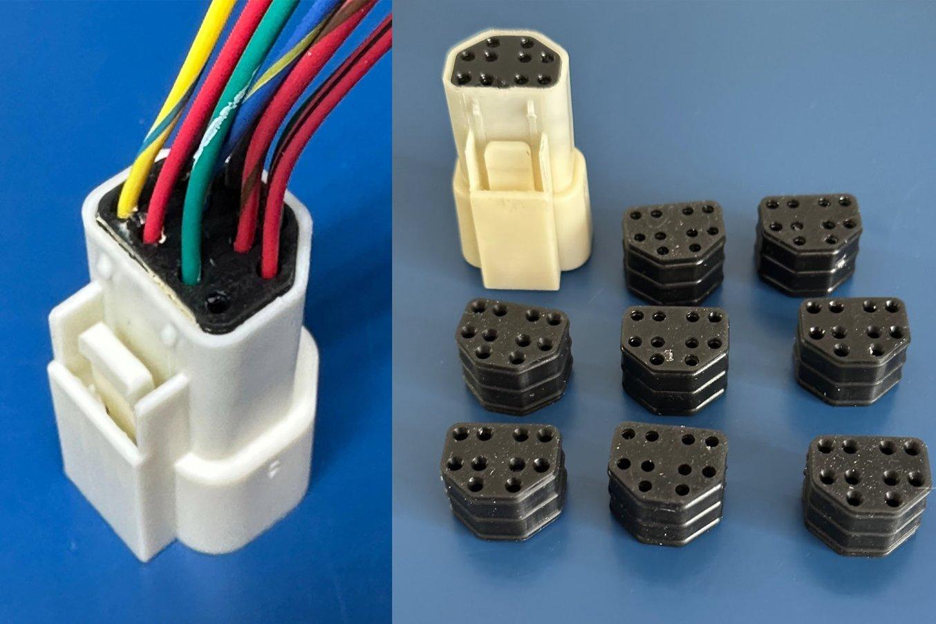 Sellos de conectores tal y como se imprimen y ensamblados con una carcasa y componentes electrónicos.