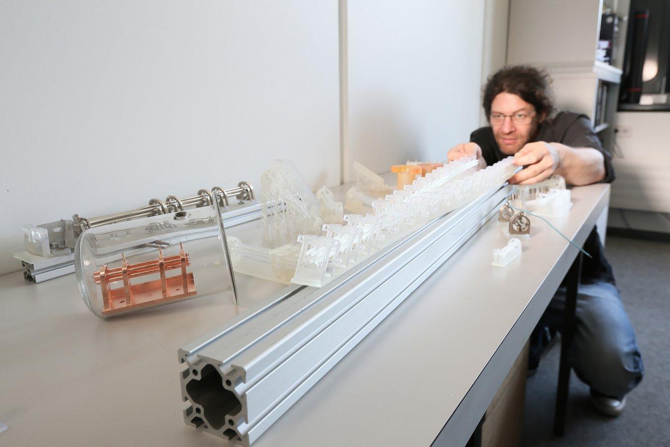 L'ufficio di Osterwalder, compreso il suo "museo" di parti stampate in 3D e sottoposte a trattamenti galvanici parziali e il beam splitter.