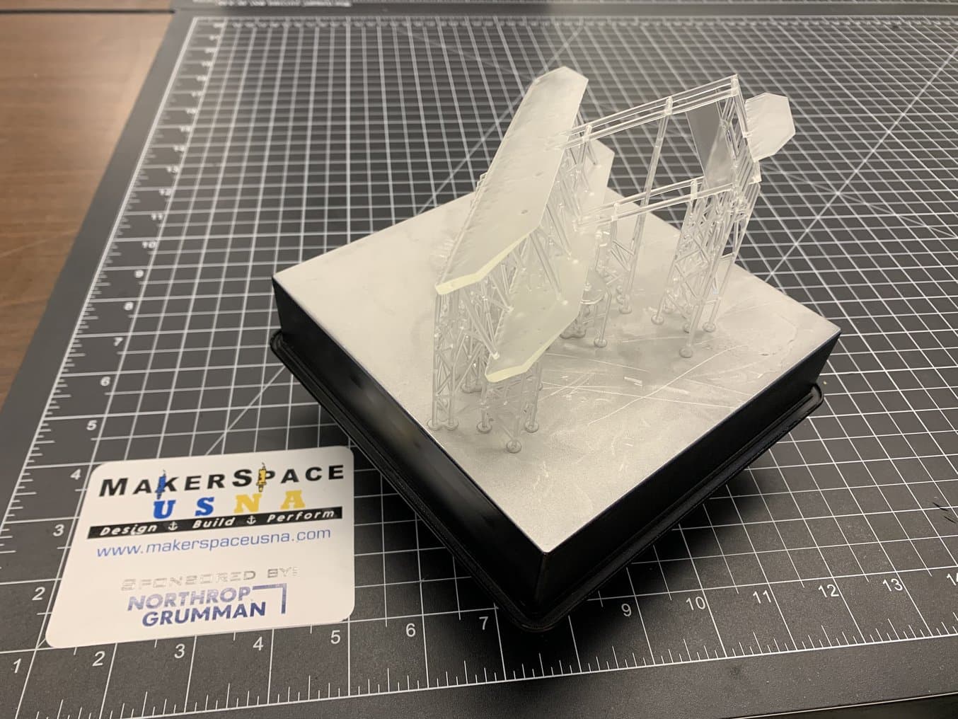 SLA光造形3Dプリンタ Form 3にてClearレジンで造形したライト兄弟の飛行機。