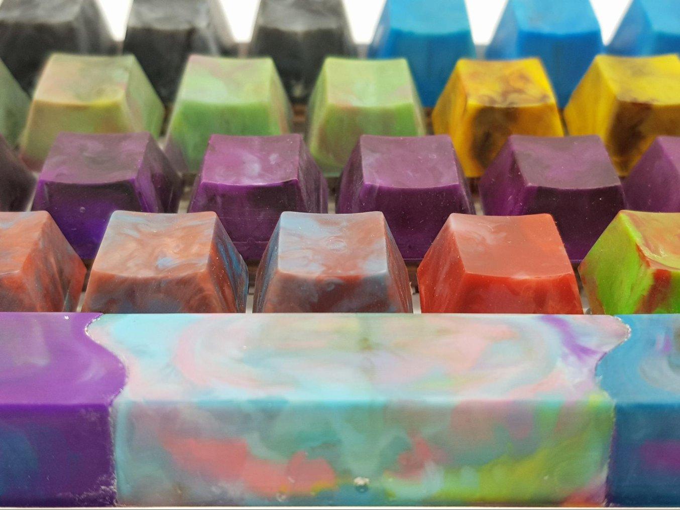 Die spritzgegossenen Tasten aus recyceltem Plastik haben einzigartige Farben.